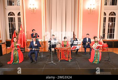 Berlin, Allemagne. 31 janvier 2024. Une troupe d'art de la province chinoise du Shandong se produit lors d'un concert de « bonne année chinoise » à Berlin, en Allemagne, le 31 janvier 2024. Crédit : REN Pengfei/Xinhua/Alamy Live News Banque D'Images