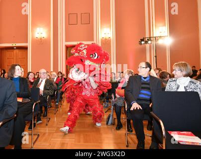 Berlin, Allemagne. 31 janvier 2024. Les gens regardent une performance de danse du lion lors d'un concert de «bonne année chinoise» à Berlin, Allemagne, le 31 janvier 2024. Crédit : REN Pengfei/Xinhua/Alamy Live News Banque D'Images