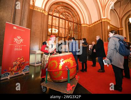 Berlin, Allemagne. 31 janvier 2024. Un membre du personnel joue du tambour pour accueillir le public assistant à un concert de « bonne année chinoise » à Berlin, en Allemagne, le 31 janvier 2024. Crédit : REN Pengfei/Xinhua/Alamy Live News Banque D'Images