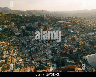 Hyperlapse aérienne au-dessus de la belle ville magique de Guanajuato avec un coucher de soleil spécial . Photo de haute qualité Banque D'Images