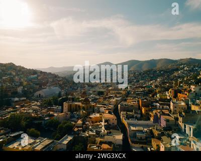 Hyperlapse aérienne au-dessus de la belle ville magique de Guanajuato avec un coucher de soleil spécial . Photo de haute qualité Banque D'Images