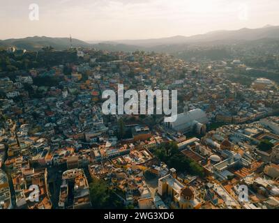 Hyperlapse aérienne au-dessus de la belle ville magique de Guanajuato avec un coucher de soleil spécial . Photo de haute qualité Banque D'Images