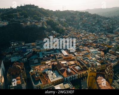 Hyperlapse aérienne au-dessus de la belle ville magique de Guanajuato avec un coucher de soleil spécial . Photo de haute qualité Banque D'Images