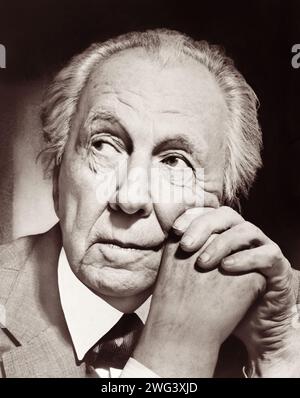 Frank Lloyd Wright (1867-1959), architecte américain pionnier du mouvement scolaire des Prairies, dans un portrait de 1954. Wright serait plus tard reconnu (en 1991) par l'Institut américain des architectes comme « le plus grand architecte américain de tous les temps ». Banque D'Images