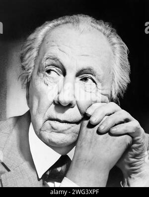 Frank Lloyd Wright (1867-1959), architecte américain pionnier du mouvement scolaire des Prairies, dans un portrait de 1954. Wright serait plus tard reconnu (en 1991) par l'Institut américain des architectes comme « le plus grand architecte américain de tous les temps ». Banque D'Images