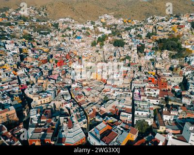 Hyperlapse aérienne au-dessus de la belle ville magique de Guanajuato avec un coucher de soleil spécial . Photo de haute qualité Banque D'Images