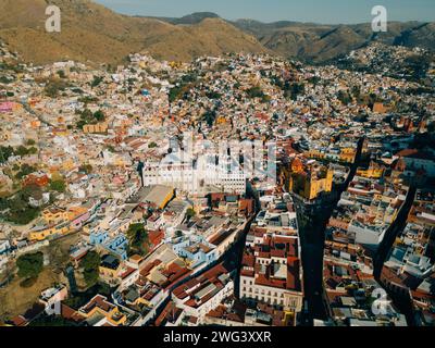 Hyperlapse aérienne au-dessus de la belle ville magique de Guanajuato avec un coucher de soleil spécial . Photo de haute qualité Banque D'Images