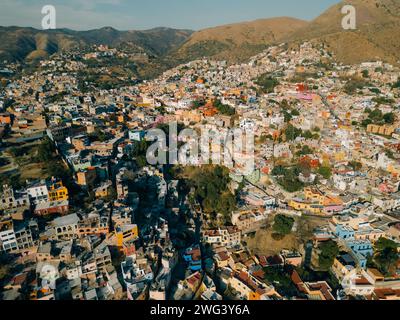 Hyperlapse aérienne au-dessus de la belle ville magique de Guanajuato avec un coucher de soleil spécial . Photo de haute qualité Banque D'Images