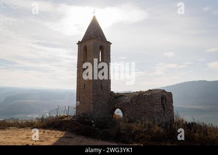 Le clocher de l'ancien village de Sant Roma de Sau, qui est normalement submergé par l'eau, est vu au réservoir d'eau de Sau. Les autorités catalanes ont déclaré l'état d'urgence jeudi 01 février après que le niveau des réservoirs d'eau de la région a chuté en dessous de 16 % de la capacité totale. Des mesures seront imposées pour restreindre l'utilisation de l'eau, tant dans les infrastructures publiques que dans les entreprises privées, affectant la vie de plus de 6 millions de personnes. Le changement climatique serait l'une des principales causes de la sécheresse dans diverses régions d'Espagne et dans la région méditerranéenne. Banque D'Images