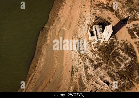 (NOTE DE L'ÉDITEUR : image prise avec drone)le clocher de l'ancien village de Sant Roma de Sau, qui est normalement submergé par l'eau, est vu au réservoir d'eau de Sau. Les autorités catalanes ont déclaré l'état d'urgence jeudi 01 février après que le niveau des réservoirs d'eau de la région a chuté en dessous de 16 % de la capacité totale. Des mesures seront imposées pour restreindre l'utilisation de l'eau, tant dans les infrastructures publiques que dans les entreprises privées, affectant la vie de plus de 6 millions de personnes. Le changement climatique serait l'une des principales causes de la sécheresse dans diverses régions d'Espagne et dans le Mediterran Banque D'Images