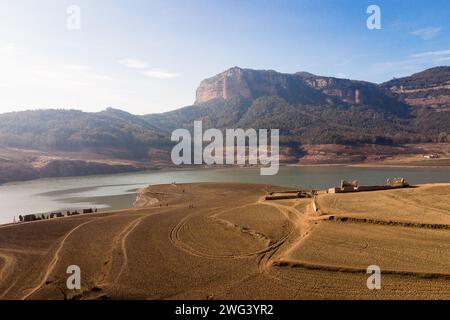 (NOTE DE L'ÉDITEUR : image prise avec drone)les ruines de l'ancien village de Sant Roma de Sau, qui sont normalement submergées par l'eau, sont visibles au réservoir d'eau de Sau. Les autorités catalanes ont déclaré l'état d'urgence jeudi 01 février après que le niveau des réservoirs d'eau de la région a chuté en dessous de 16 % de la capacité totale. Des mesures seront imposées pour restreindre l'utilisation de l'eau, tant dans les infrastructures publiques que dans les entreprises privées, affectant la vie de plus de 6 millions de personnes. Le changement climatique serait l'une des principales causes de la sécheresse dans diverses régions d'Espagne et en Méditerranée Banque D'Images