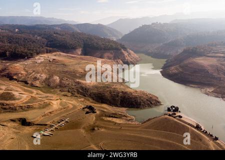 (NOTE DE L'ÉDITEUR : image prise avec drone)les ruines de l'ancien village de Sant Roma de Sau, qui sont normalement submergées par l'eau, sont visibles au réservoir d'eau de Sau. Les autorités catalanes ont déclaré l'état d'urgence jeudi 01 février après que le niveau des réservoirs d'eau de la région a chuté en dessous de 16 % de la capacité totale. Des mesures seront imposées pour restreindre l'utilisation de l'eau, tant dans les infrastructures publiques que dans les entreprises privées, affectant la vie de plus de 6 millions de personnes. Le changement climatique serait l'une des principales causes de la sécheresse dans diverses régions d'Espagne et en Méditerranée Banque D'Images