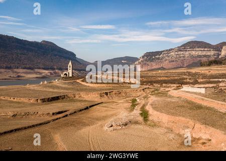 (NOTE DE L'ÉDITEUR : image prise avec drone)les ruines de l'ancien village de Sant Roma de Sau, qui sont normalement submergées par l'eau, sont visibles au réservoir d'eau de Sau. Les autorités catalanes ont déclaré l'état d'urgence jeudi 01 février après que le niveau des réservoirs d'eau de la région a chuté en dessous de 16 % de la capacité totale. Des mesures seront imposées pour restreindre l'utilisation de l'eau, tant dans les infrastructures publiques que dans les entreprises privées, affectant la vie de plus de 6 millions de personnes. Le changement climatique serait l'une des principales causes de la sécheresse dans diverses régions d'Espagne et en Méditerranée Banque D'Images