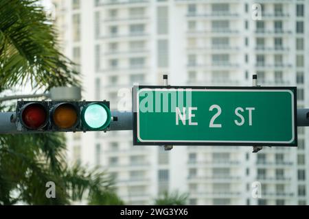 Feux de circulation régulant la conduite des voitures sur la rue de la ville à Miami, Floride Banque D'Images