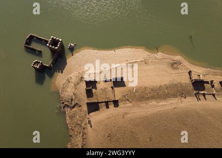 (NOTE DE L'ÉDITEUR : image prise avec drone)les ruines de l'ancien village de Sant Roma de Sau, qui sont normalement submergées par l'eau, sont visibles au réservoir d'eau de Sau. Les autorités catalanes ont déclaré l'état d'urgence jeudi 01 février après que le niveau des réservoirs d'eau de la région a chuté en dessous de 16 % de la capacité totale. Des mesures seront imposées pour restreindre l'utilisation de l'eau, tant dans les infrastructures publiques que dans les entreprises privées, affectant la vie de plus de 6 millions de personnes. Le changement climatique serait l'une des principales causes de la sécheresse dans diverses régions d'Espagne et en Méditerranée Banque D'Images