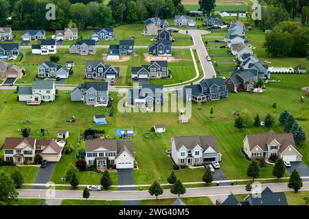 Maisons de rêve américaines comme exemple de développement immobilier dans les banlieues américaines. Vue du dessus des maisons résidentielles dans le salon à Rochester, NY Banque D'Images