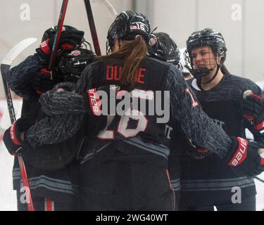 Columbus, Ohio, États-Unis. 2 février 2024. Joy Dunne (16), attaquant des Buckeyes de l’Ohio State, célèbre son but contre les Beavers de Bemidji lors de leur match à Columbus, Ohio. Brent Clark/Cal Sport Media/Alamy Live News Banque D'Images