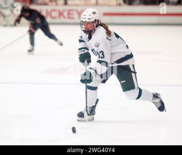 Columbus, Ohio, États-Unis. 2 février 2024. L’attaquant des Beavers de l’État de Bemidji, Talya Hendrickson (13), tire la rondelle contre les Buckeyes de l’État de l’Ohio lors de leur match à Columbus, Ohio. Brent Clark/Cal Sport Media/Alamy Live News Banque D'Images