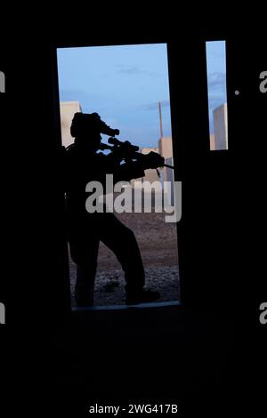 Le Cpl Nicholas Nichols, opérateur de transport motorisé de la compagnie du quartier général du 3e Bataillon, 4e Régiment de Marines, 1e Division des Marines, dégage une pièce lors de la rotation 24-03 du National Training Center à fort Irwin, en Californie, le 24 janvier 2024. L'exercice a fourni aux Marines et aux marins l'occasion de poursuivre leur entraînement dans les opérations de combat conventionnelles primaires contre un concurrent pair. Nichols est originaire de Californie. (Photo du corps des Marines des États-Unis par le caporal Brayden Daniel) Banque D'Images