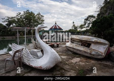 Mae Sai, Thaïlande. 17 janvier 2024. Embarcations à pédalo endommagées au temple de Wat Tham Pla. Wat Tham Pla (Temple des poissons de la grotte) est également appelé le «Temple des singes» pour les habitants thaïlandais, situé à 16 kilomètres de Mae Sai, la ville la plus au nord de la Thaïlande. (Photo Guillaume Payen/SOPA Images/Sipa USA) crédit : SIPA USA/Alamy Live News Banque D'Images