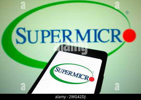 Brésil. 02 février 2024. Sur cette photo, le logo Supermicro Computer, Inc. Est affiché sur l'écran d'un smartphone et en arrière-plan. (Photo de Rafael Henrique/SOPA Images/Sipa USA) *** strictement à des fins éditoriales *** crédit : SIPA USA/Alamy Live News Banque D'Images