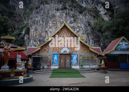 Mae Sai, Thaïlande. 17 janvier 2024. Une vue du temple principal au temple Wat Tham Pla. Wat Tham Pla (Temple des poissons de la grotte) est également appelé le «Temple des singes» pour les habitants thaïlandais, situé à 16 kilomètres de Mae Sai, la ville la plus au nord de la Thaïlande. (Photo Guillaume Payen/SOPA Images/Sipa USA) crédit : SIPA USA/Alamy Live News Banque D'Images