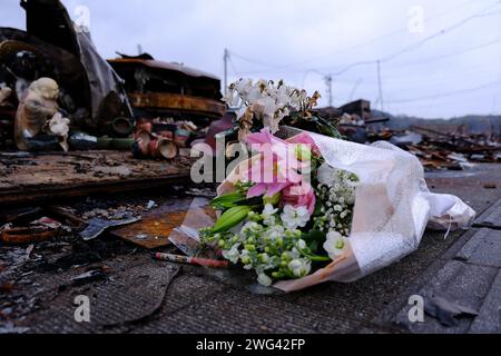 Ishikawa, Japon. 01 février 2024. Un mois s'est écoulé depuis le tremblement de terre de la péninsule de Noto. Des fleurs ont été déposées au marché matinal de Wajima, un lieu touristique célèbre qui a brûlé. La région de Noto dans la préfecture d'Ishikawa, épicentre du tremblement de terre, a été secouée avec une intensité allant jusqu'à 7 à l'échelle japonaise, causant d'importants dégâts. Selon la préfecture d'Ishikawa, le nombre de décès confirmés dans la préfecture est resté inchangé à 240 le 2 février à 2:00 heures. Crédit : SOPA Images Limited/Alamy Live News Banque D'Images