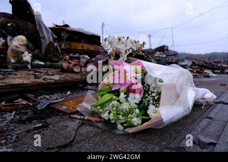 Ishikawa, Japon. 01 février 2024. Un mois s'est écoulé depuis le tremblement de terre de la péninsule de Noto. Des fleurs ont été déposées au marché matinal de Wajima, un lieu touristique célèbre qui a brûlé. La région de Noto dans la préfecture d'Ishikawa, épicentre du tremblement de terre, a été secouée avec une intensité allant jusqu'à 7 à l'échelle japonaise, causant d'importants dégâts. Selon la préfecture d'Ishikawa, le nombre de décès confirmés dans la préfecture est resté inchangé à 240 le 2 février à 2:00 heures. (Photo de James Matsumoto/SOPA Images/Sipa USA) crédit : SIPA USA/Alamy Live News Banque D'Images