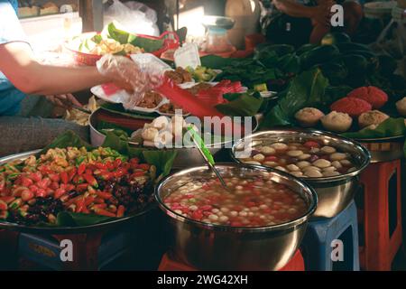 Authentiques desserts khmers locaux vendus dans le marché traditionnel de Samaki à Kampot Cambodge montrant la vie quotidienne franche, la culture et la cuisine régionale Banque D'Images