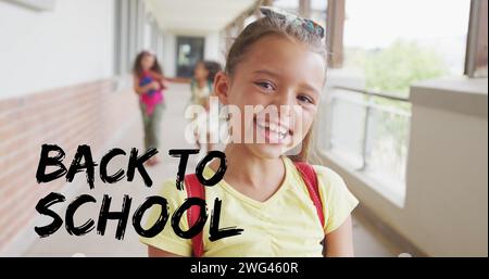 Image d'un texte de retour à l'école sur une écolière biraciale souriante dans le couloir de l'école Banque D'Images