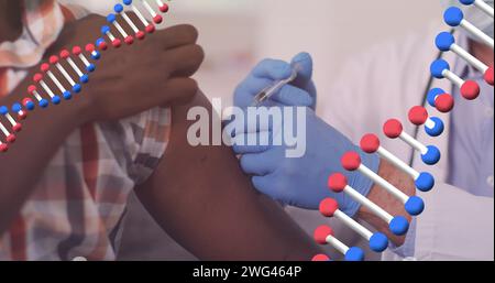 Image des brins d'adn sur un médecin caucasien vaccinant un patient afro-américain Banque D'Images