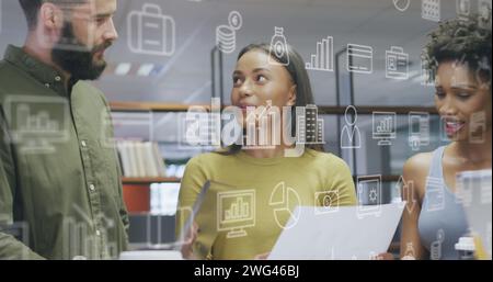 Image d'icônes sur divers hommes d'affaires travaillant au bureau Banque D'Images