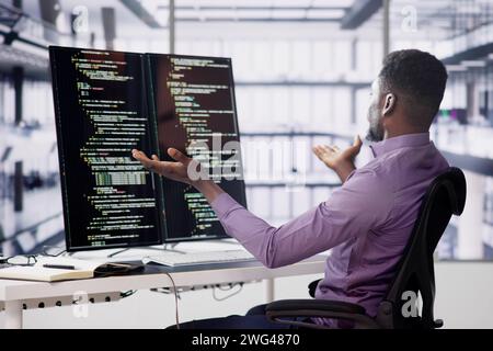 Malheureux triste programmeur de développeur homme dans le logiciel de codage de stress sur l'ordinateur Banque D'Images