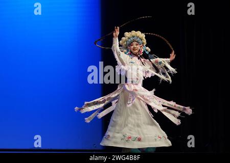 (240203) -- BUENOS AIRES, 3 février 2024 (Xinhua) -- un artiste interprète l'opéra du Sichuan lors d'un événement de « bonne année chinoise » dans la province de Salta, Argentine, le 27 janvier 2024. (Xinhua/Wang Zhongyi) Banque D'Images