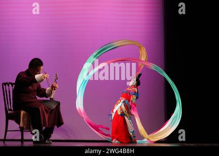 (240203) -- BUENOS AIRES, 3 février 2024 (Xinhua) -- des artistes interprètent l'opéra du Sichuan lors d'un événement de « bonne année chinoise » dans la province de Salta, Argentine, le 27 janvier 2024. (Xinhua/Wang Zhongyi) Banque D'Images