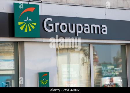 Bordeaux , France - 01 31 2024 : Groupama Windows façade logo marque et texte signe sur bureau Agence française d'assurance Banque D'Images