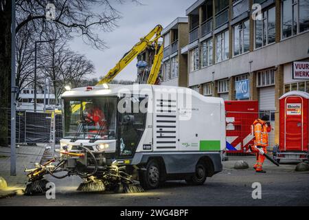 Rotterdam, pays-Bas. 03 février 2024. ROTTERDAM - l'endroit où une explosion a eu lieu dans un bâtiment sur le Schammenkamp. La grande explosion a été suivie d'un incendie violent. Le bâtiment et des dizaines de maisons adjacentes ont été détruits ou gravement endommagés par l'explosion. Le corps d'une troisième victime a probablement été retrouvé parmi les débris du bâtiment touché par l'explosion sur Schammenkamp dans le sud de Rotterdam. ANP ROBIN UTRECHT netherlands Out - belgique Out Credit : ANP/Alamy Live News Banque D'Images