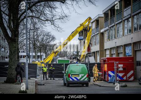 Rotterdam, pays-Bas. 03 février 2024. ROTTERDAM - l'endroit où une explosion a eu lieu dans un bâtiment sur le Schammenkamp. La grande explosion a été suivie d'un incendie violent. Le bâtiment et des dizaines de maisons adjacentes ont été détruits ou gravement endommagés par l'explosion. Le corps d'une troisième victime a probablement été retrouvé parmi les débris du bâtiment touché par l'explosion sur Schammenkamp dans le sud de Rotterdam. ANP ROBIN UTRECHT netherlands Out - belgique Out Credit : ANP/Alamy Live News Banque D'Images