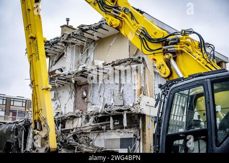 Rotterdam, pays-Bas. 03 février 2024. ROTTERDAM - l'endroit où une explosion a eu lieu dans un bâtiment sur le Schammenkamp. La grande explosion a été suivie d'un incendie violent. Le bâtiment et des dizaines de maisons adjacentes ont été détruits ou gravement endommagés par l'explosion. Le corps d'une troisième victime a probablement été retrouvé parmi les débris du bâtiment touché par l'explosion sur Schammenkamp dans le sud de Rotterdam. ANP ROBIN UTRECHT netherlands Out - belgique Out Credit : ANP/Alamy Live News Banque D'Images