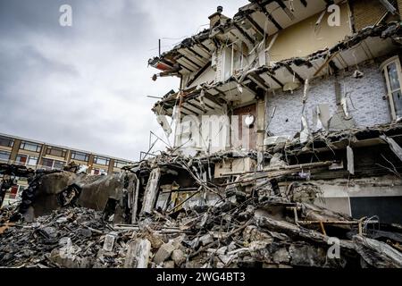 Rotterdam, pays-Bas. 03 février 2024. ROTTERDAM - l'endroit où une explosion a eu lieu dans un bâtiment sur le Schammenkamp. La grande explosion a été suivie d'un incendie violent. Le bâtiment et des dizaines de maisons adjacentes ont été détruits ou gravement endommagés par l'explosion. Le corps d'une troisième victime a probablement été retrouvé parmi les débris du bâtiment touché par l'explosion sur Schammenkamp dans le sud de Rotterdam. ANP ROBIN UTRECHT netherlands Out - belgique Out Credit : ANP/Alamy Live News Banque D'Images