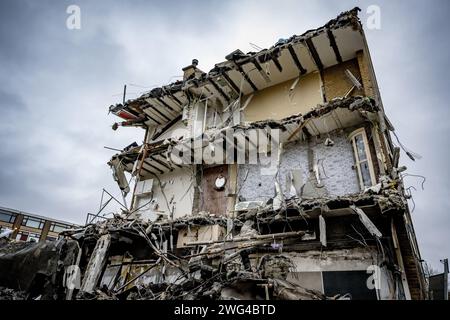 Rotterdam, pays-Bas. 03 février 2024. ROTTERDAM - l'endroit où une explosion a eu lieu dans un bâtiment sur le Schammenkamp. La grande explosion a été suivie d'un incendie violent. Le bâtiment et des dizaines de maisons adjacentes ont été détruits ou gravement endommagés par l'explosion. Le corps d'une troisième victime a probablement été retrouvé parmi les débris du bâtiment touché par l'explosion sur Schammenkamp dans le sud de Rotterdam. ANP ROBIN UTRECHT netherlands Out - belgique Out Credit : ANP/Alamy Live News Banque D'Images