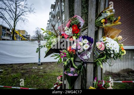 Rotterdam, pays-Bas. 03 février 2024. ROTTERDAM - fleurs sur le site où une explosion a eu lieu dans un bâtiment sur Schammenkamp. La grande explosion a été suivie d'un incendie violent. Le bâtiment et des dizaines de maisons adjacentes ont été détruits ou gravement endommagés par l'explosion. Le corps d'une troisième victime a probablement été retrouvé parmi les débris du bâtiment touché par l'explosion sur Schammenkamp dans le sud de Rotterdam. ANP ROBIN UTRECHT netherlands Out - belgique Out Credit : ANP/Alamy Live News Banque D'Images