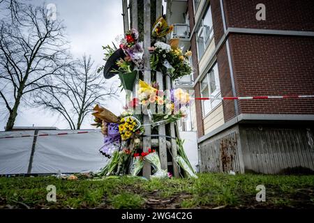 Rotterdam, pays-Bas. 03 février 2024. ROTTERDAM - fleurs sur le site où une explosion a eu lieu dans un bâtiment sur Schammenkamp. La grande explosion a été suivie d'un incendie violent. Le bâtiment et des dizaines de maisons adjacentes ont été détruits ou gravement endommagés par l'explosion. Le corps d'une troisième victime a probablement été retrouvé parmi les débris du bâtiment touché par l'explosion sur Schammenkamp dans le sud de Rotterdam. ANP ROBIN UTRECHT netherlands Out - belgique Out Credit : ANP/Alamy Live News Banque D'Images