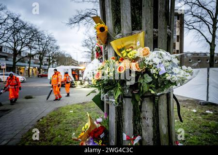 Rotterdam, pays-Bas. 03 février 2024. ROTTERDAM - fleurs sur le site où une explosion a eu lieu dans un bâtiment sur Schammenkamp. La grande explosion a été suivie d'un incendie violent. Le bâtiment et des dizaines de maisons adjacentes ont été détruits ou gravement endommagés par l'explosion. Le corps d'une troisième victime a probablement été retrouvé parmi les débris du bâtiment touché par l'explosion sur Schammenkamp dans le sud de Rotterdam. ANP ROBIN UTRECHT netherlands Out - belgique Out Credit : ANP/Alamy Live News Banque D'Images