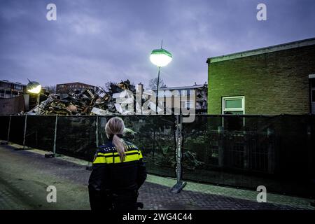 Rotterdam, pays-Bas. 03 février 2024. ROTTERDAM - l'endroit où une explosion a eu lieu dans un bâtiment sur le Schammenkamp. La grande explosion a été suivie d'un incendie violent. Le bâtiment et des dizaines de maisons adjacentes ont été détruits ou gravement endommagés par l'explosion. Le corps d'une troisième victime a probablement été retrouvé parmi les débris du bâtiment touché par l'explosion sur Schammenkamp dans le sud de Rotterdam. ANP ROBIN UTRECHT netherlands Out - belgique Out Credit : ANP/Alamy Live News Banque D'Images