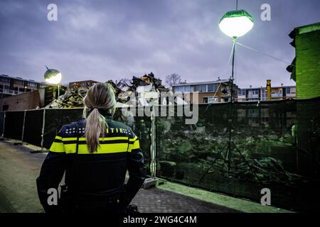 Rotterdam, pays-Bas. 03 février 2024. ROTTERDAM - l'endroit où une explosion a eu lieu dans un bâtiment sur le Schammenkamp. La grande explosion a été suivie d'un incendie violent. Le bâtiment et des dizaines de maisons adjacentes ont été détruits ou gravement endommagés par l'explosion. Le corps d'une troisième victime a probablement été retrouvé parmi les débris du bâtiment touché par l'explosion sur Schammenkamp dans le sud de Rotterdam. ANP ROBIN UTRECHT netherlands Out - belgique Out Credit : ANP/Alamy Live News Banque D'Images