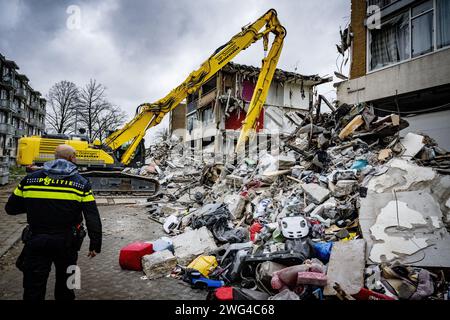 Rotterdam, pays-Bas. 03 février 2024. ROTTERDAM - l'endroit où une explosion a eu lieu dans un bâtiment sur le Schammenkamp. La grande explosion a été suivie d'un incendie violent. Le bâtiment et des dizaines de maisons adjacentes ont été détruits ou gravement endommagés par l'explosion. Le corps d'une troisième victime a probablement été retrouvé parmi les débris du bâtiment touché par l'explosion sur Schammenkamp dans le sud de Rotterdam. ANP ROBIN UTRECHT netherlands Out - belgique Out Credit : ANP/Alamy Live News Banque D'Images