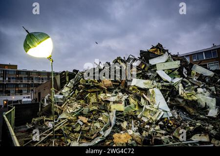 Rotterdam, pays-Bas. 03 février 2024. ROTTERDAM - l'endroit où une explosion a eu lieu dans un bâtiment sur le Schammenkamp. La grande explosion a été suivie d'un incendie violent. Le bâtiment et des dizaines de maisons adjacentes ont été détruits ou gravement endommagés par l'explosion. Le corps d'une troisième victime a probablement été retrouvé parmi les débris du bâtiment touché par l'explosion sur Schammenkamp dans le sud de Rotterdam. ANP ROBIN UTRECHT netherlands Out - belgique Out Credit : ANP/Alamy Live News Banque D'Images