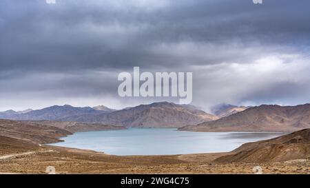 Vue panoramique sur le lac Yashilkul de haute altitude dans les montagnes du Pamir de Gorno-Badakshan au Tadjikistan sur une journée couverte Banque D'Images