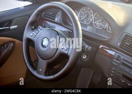 Berlin, Allemagne - 20 août 2022 : vue détaillée de la voiture de la BMW E28 M5 1984-1988 M5 vue intérieure. Intérieur de voiture BMW classique avec tableau de bord volant Banque D'Images